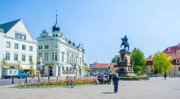 PODEBRAdy, CZECH REPUBLIC, HAZİRAN 28 Nisan 2015: İnsanlar Çekoslovakya Kralı Jiri z podebrad 'ın heykeli tarafından domine edilen Czech şehrinin ana meydanında geziniyorlar.