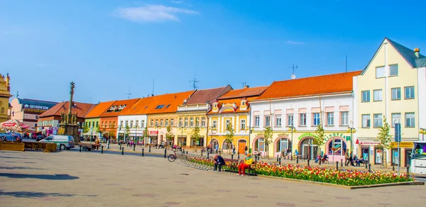 PODEBRAdy, CZECH REPUBLIC, HAZİRAN 28 Nisan 2015: İnsanlar Çekoslovakya Kralı Jiri z podebrad 'ın heykeli tarafından domine edilen Czech şehrinin ana meydanında geziniyorlar.