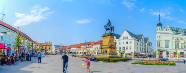 PODEBRAdy, CZECH REPUBLIC, HAZİRAN 28 Nisan 2015: İnsanlar Çekoslovakya Kralı Jiri z podebrad 'ın heykeli tarafından domine edilen Czech şehrinin ana meydanında geziniyorlar.