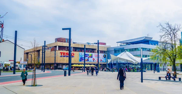 HRADEC KRALOVE, CZECH REPUBLIC, 30 Nisan 2015: İnsanlar, cumhuriyetin en büyüğüne ait olan Czech şehri Hradec kralove 'daki 28.rijna meydanında geziniyorlar.