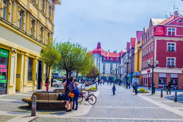 Hradec Kralove Czech Republic April 2015 People Strolling Narrow Pedestrian — Stock Photo, Image