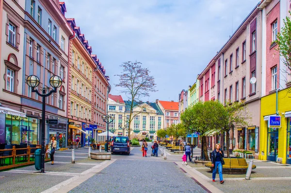 Hradec Kralove Czech Republic April 2015 People Strolling Narrow Pedestrian — Foto de Stock
