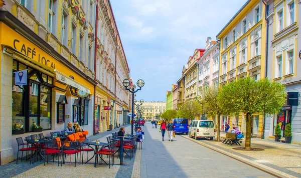 HRADEC KRALOVE, CZECH REUBLIC, 30 Nisan 2015: İnsanlar Czech şehrinin merkezi Hradec kralove 'daki dar yaya bulvarında geziniyorlar