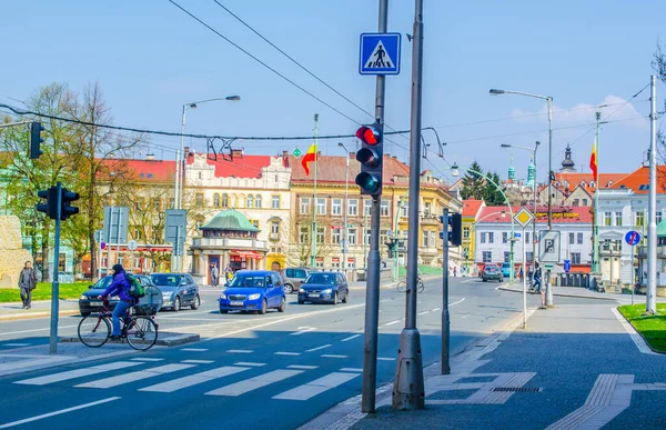 HRADEC KRALOVE, CZECH REUBLIC, 30 NİSAN 2015: İnsanlar şehrin tarihi merkezine ulaşmak için Hradec kralove 'daki Tyrsuv köprüsünden geçiyorlar.