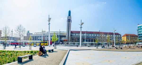 HRADEC KRALOVE, CZECH REUBLIC, 29 Nisan 2015: İnsanlar Hradec kralove ana tren istasyonu etrafında geziniyor..