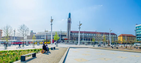 HRADEC KRALOVE, CZECH REUBLIC, 29 Nisan 2015: İnsanlar Hradec kralove ana tren istasyonu etrafında geziniyor..