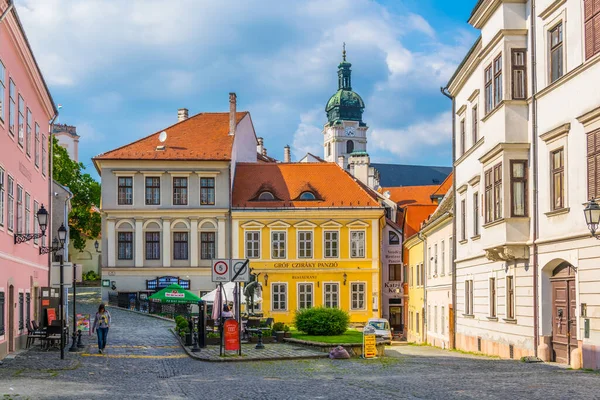 Gyor Hungary May 2016 People Walking Narrow Street Old Town — Zdjęcie stockowe