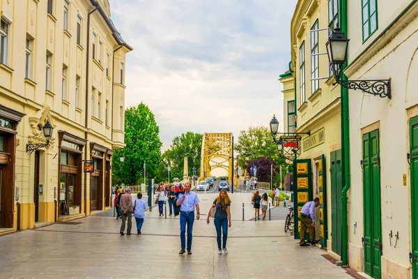 Gyor Hongarije Mei 2016 Mensen Lopen Door Een Smalle Straat — Stockfoto