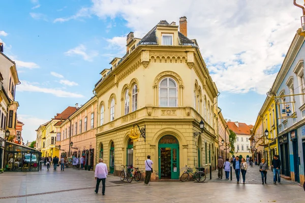 Gyor Hungary May 2016 People Walking Narrow Street Old Town — Foto Stock