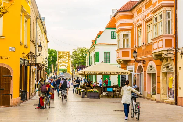 GYOR, HUNGARY 20 Mayıs 2016: Macaristan 'ın eski kentinde insanlar dar bir sokakta yürüyorlar.