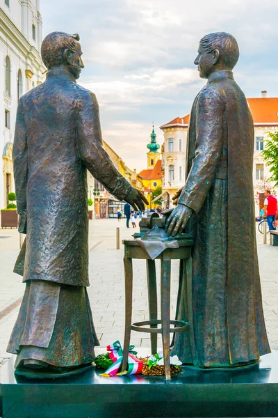GYOR, HUNGARY 20 Mayıs 2016: Jedlik Anyos ve kuzeni Gergely Czuczor 'un Macar şehir gyor meydanındaki heykeli