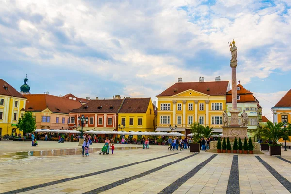 GYOR, HUNGARY 20 Mayıs 2016: Macaristan 'ın Gyor kentindeki Szechenyi Meydanı' nda insanlar yürüyor