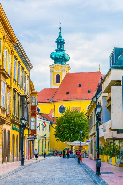 Gyor Hungary May 2016 View People Walking Narrow Street Old — Stock Photo, Image