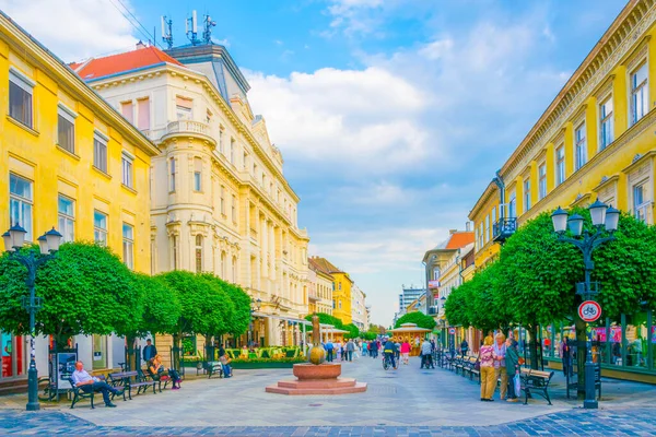 Gyor Hongarije Mei 2016 Mensen Lopen Door Een Smalle Straat — Stockfoto
