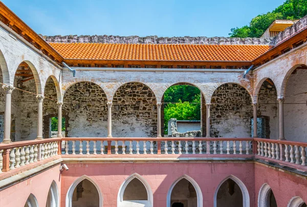 VISEGRAD, HUNGARY 22 Mayıs 2016: Macaristan 'ın Visegrad kentindeki kraliyet sarayının balkonunun manzarası