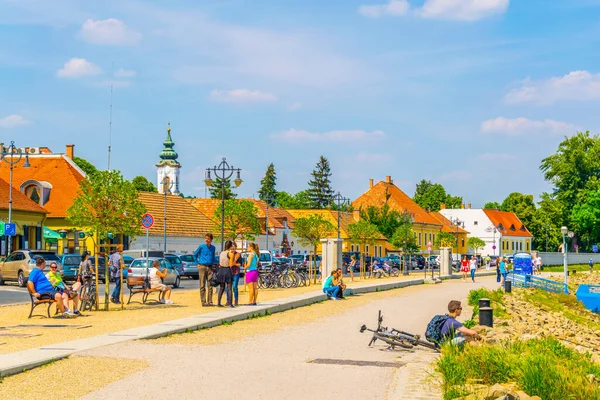 Szentendre Hungary May 2016 People Walking Riverside Promenade Szentendre Hungary — Foto de Stock