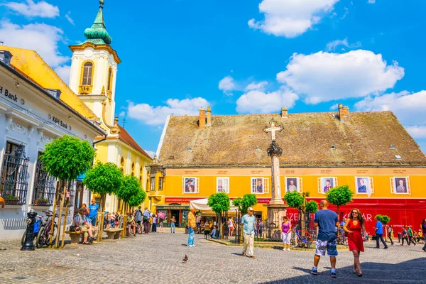 SZENTENDRE, HUNGARY 22 Mayıs 2016: Macaristan 'ın Szentendre kasabasında insanlar ana meydanda yürüyorlar