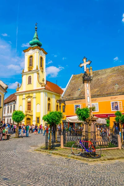 SZENTENDRE, HUNGARY 22 Mayıs 2016: Szententendre 'deki Blagovestenska Sırp Ortodoks Kilisesi önünde insanlar yürüyor