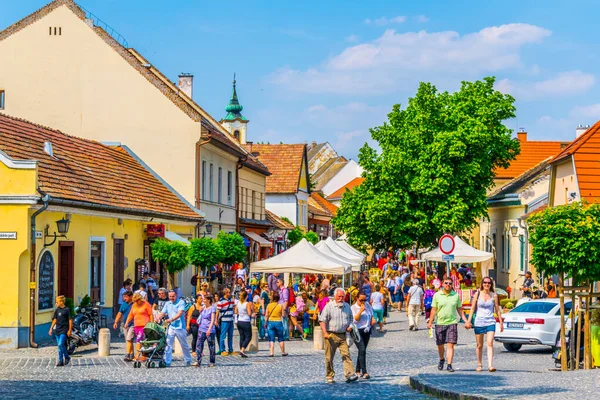 Szentendre Węgry Maj 2016 Ludzie Chodzą Tętniącej Życiem Ulicy Węgierskim — Zdjęcie stockowe