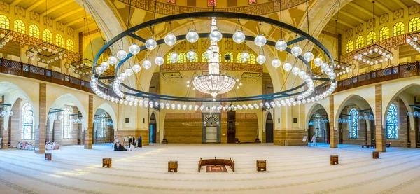 MANAMA, BAHRAIN, 23 Ekim 2016: Bahreyn 'in başkenti Manama' daki El Fetih Büyük Camii 'nin İçi.