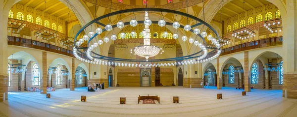 MANAMA, BAHRAIN, 23 Ekim 2016: Bahreyn 'in başkenti Manama' daki El Fetih Büyük Camii 'nin İçi.