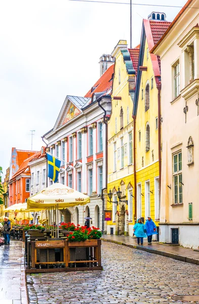 TALLIN, ESTONIA, 16 AĞUSTOS 2016: Eski Estonya 'nın Tallin kentindeki renkli bir caddede insanlar yürüyor.
