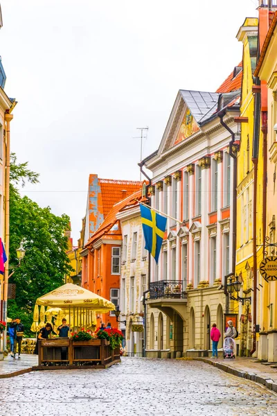TALLIN, ESTONIA, 16 AĞUSTOS 2016: Eski Estonya 'nın Tallin kentindeki renkli bir caddede insanlar yürüyor.