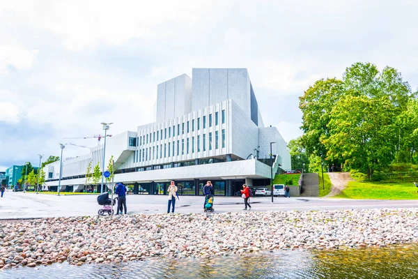 HELSINKI, FINLAND, 17 AĞUSTOS 2016: Finlandiya Konser Salonu 'nun önünde yürüyen insanlar Helsinki, Finlandiya' da Alvar Aalto