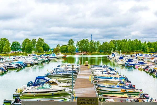 HELSINKI, FINLAND, 17 AĞUSTOS 2016: Helsinki, Finlandiya yakınlarındaki bir körfezde demirleyen teknelerin manzarası.