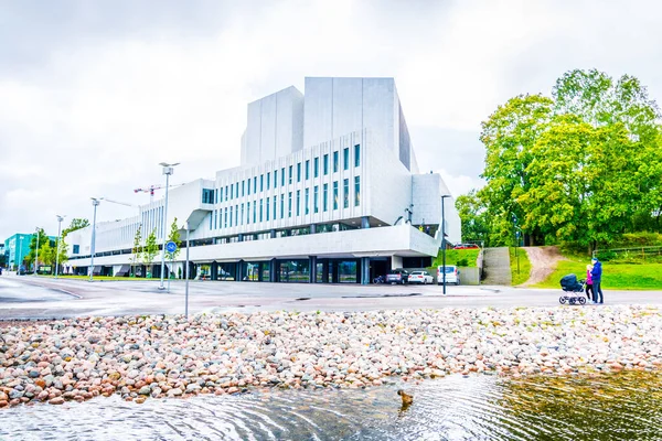 HELSINKI, FINLAND, 17 AĞUSTOS 2016: Finlandiya Konser Salonu 'nun önünde yürüyen insanlar Helsinki, Finlandiya' da Alvar Aalto