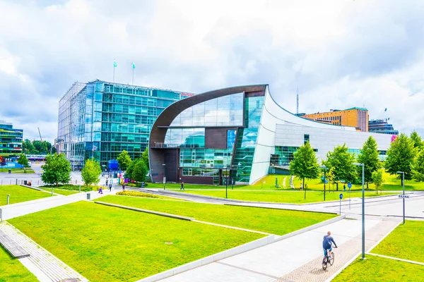 HELSINKI, FINLAND, 17 AĞUSTOS 2016: Çağdaş Sanat Kiasma Müzesi ve Helsinki Sanomat Binası