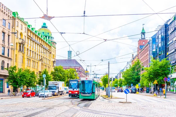 HELSINKI, FINLAND, AĞUSTOS 17, 2016: Finiş başkenti Helsinki 'nin merkezine giden Kaivokatu caddesinde trafik..