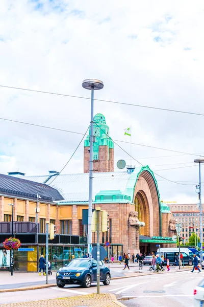 HELSINKI, FINLAND, 17 AĞUSTOS 2016: Helsinki ana tren istasyonu önündeki trafik.