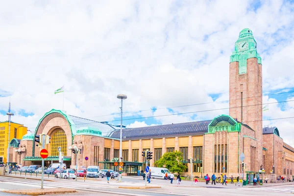 HELSINKI, FINLAND, 17 AĞUSTOS 2016: Helsinki ana tren istasyonu önündeki trafik.