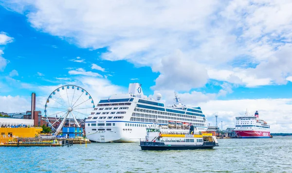 HELSINKI, FINLAND, 17 Ağustos 2016: Finlandiya 'nın Helsinki limanında demirleyen bir yolcu gemisinin manzarası.