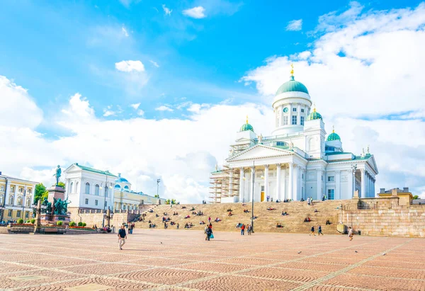 HELSINKI, FINLAND, 17 AĞUSTOS 2016: Finlandiya 'daki Helsinki katedralinin yanından insanlar geçiyor.