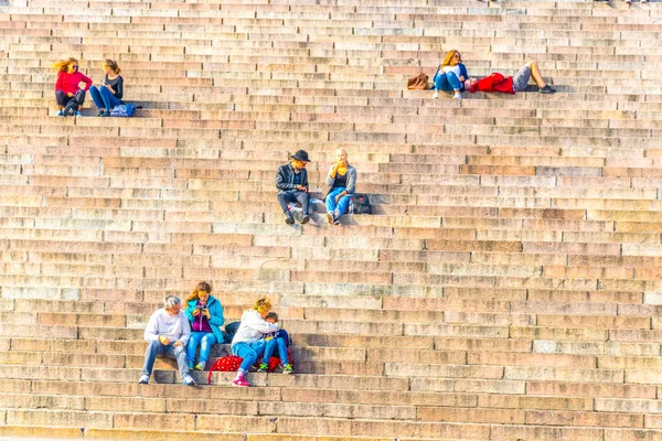 HELSINKI, FINLAND, AĞUSTOS 17 Ağustos 2016: İnsanlar Finlandiya 'daki Helsinki katedralinin önündeki merdivenlerde oturuyorlar.