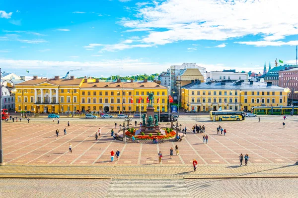 HELSINKI, FINLAND, 17 AĞUSTOS 2016: Helsinki Katedrali önündeki Senato Meydanı, Finlandiya.