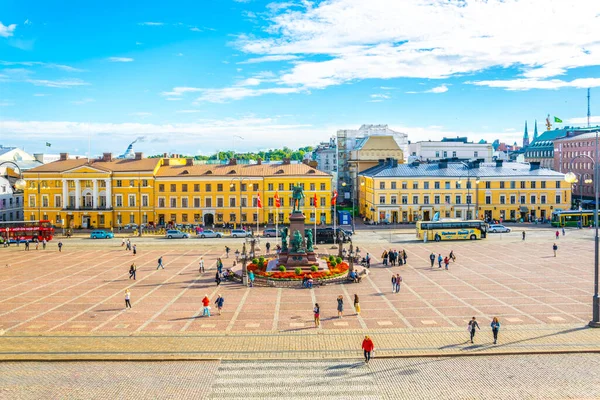 HELSINKI, FINLAND, 17 AĞUSTOS 2016: Helsinki Katedrali önündeki Senato Meydanı, Finlandiya.