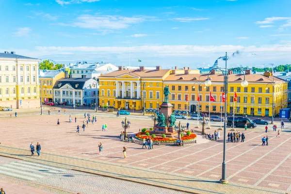 HELSINKI, FINLAND, 17 AĞUSTOS 2016: Helsinki Katedrali önündeki Senato Meydanı, Finlandiya.