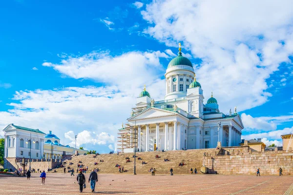 HELSINKI, FINLAND, 17 AĞUSTOS 2016: Finlandiya 'daki Helsinki katedralinin yanından insanlar geçiyor.
