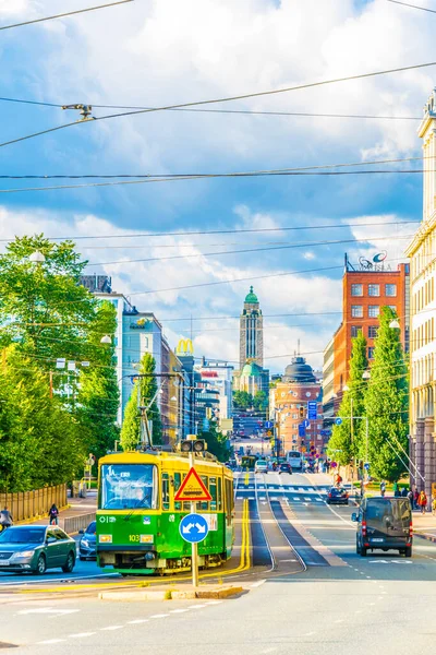 HELSINKI, FINLAND, 17 AĞUSTOS 2016: Finiş başkenti Helsinki 'nin merkezine giden yolda trafik..