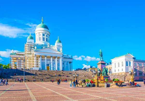 HELSINKI, FINLAND, 17 AĞUSTOS 2016: Finlandiya 'daki Helsinki katedralinin yanından insanlar geçiyor.