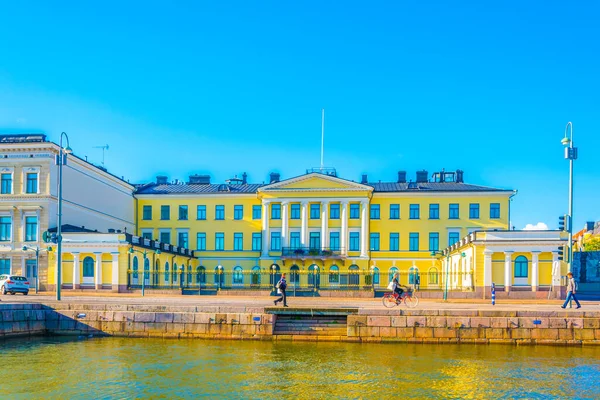 HELSINKI, FINLAND, 17 AĞUSTOS 2016: Helsinki, Finlandiya 'daki cumhurbaşkanlığı sarayının önünde insanlar yürüyor