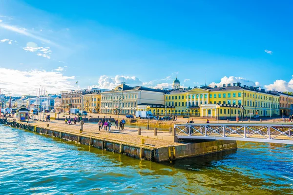 HELSINKI, FINLAND, 17 AĞUSTOS 2016: Helsinki, Finlandiya 'daki cumhurbaşkanlığı sarayının önünde insanlar yürüyor