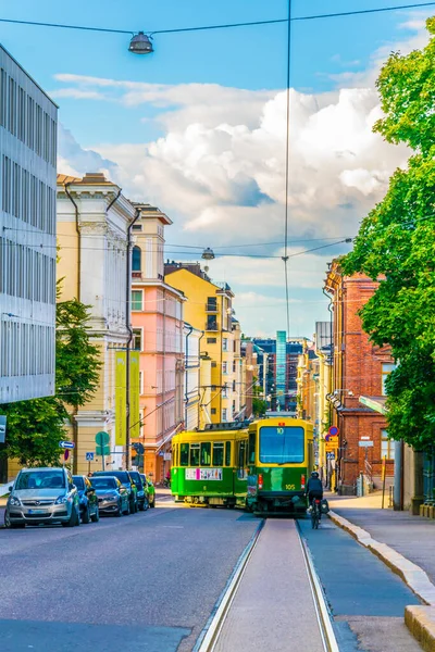 HELSINKI, FINLAND, 17 AĞUSTOS 2016: Finiş başkenti Helsinki 'nin merkezine giden yolda trafik..