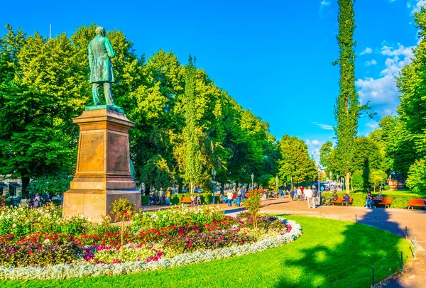 Helsinki, Finlandiya 'daki Esplanadi Park Bulvarı' nda Finlandiya 'nın ulusal şairi JL Runeberg' in heykeli..