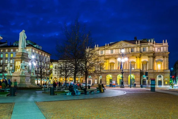 Milano Italien März 2016 Nachtansicht Des Beleuchteten Teatro Alla Scala — Stockfoto