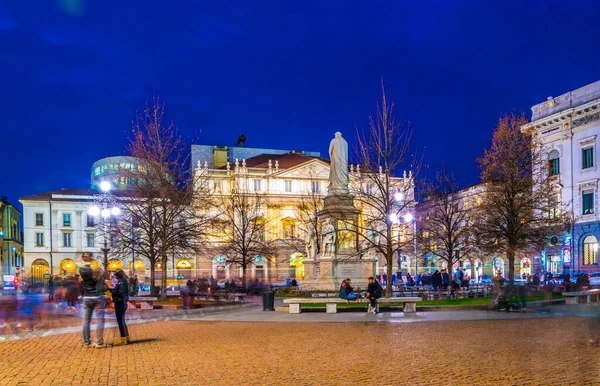 MILANO, İtalya, 13 Mart 2016: İtalyan Milano kentindeki leonardo da vinci 'nin aydınlatılmış teatro alla scala ve heykelinin gece görüntüsü