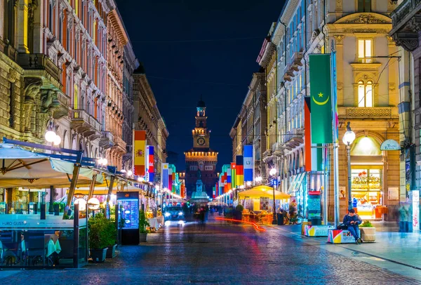 MILANO, İTALYA, 13 Mart 2016: Milano 'da Dante Caddesi üzerinden aydınlanan ve en sonunda Castello sforzesco olan gece manzarası.